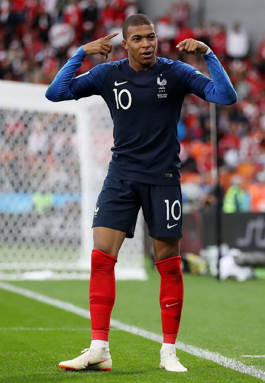 王洪泽这样的年轻人要多留在场上 不能过快犯规限制手脚（像王洪泽这样的新人应多在场，别因过早犯规束缚发挥）