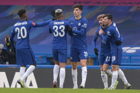 TA：阿莫林会坚持三后卫阵型，他认为这可以带领曼联重夺奖杯（TA：阿莫林将延续三中卫体系，坚信此举能助曼联再捧冠军）