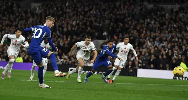 保安大爷中场硬核加入拉拉队，全场尖叫炸了！（中场惊喜！保安大爷硬核加入啦啦队，全场尖叫沸腾）