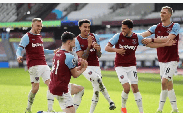 热议U22男足输越南：五后卫+偏哨都输了，非要国际日去忙全运（U22男足不敌越南引热议：五后卫失灵、判罚存争，偏在国际日分心全运）