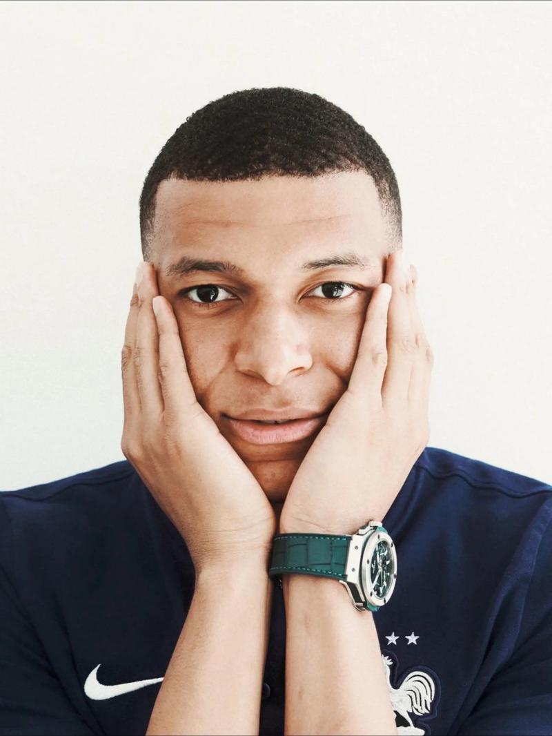 意媒：与德佬对话后孔蒂已得到必要的保证，将留任至赛季结束（意媒：孔蒂与德劳伦蒂斯会谈后获必要承诺，留任至赛季末）