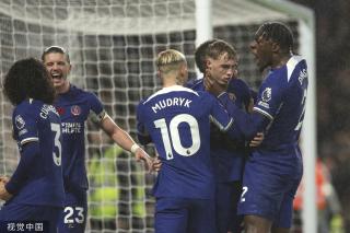 广东男篮在俱乐部杯赛中以90-70战胜广州男篮，小将王洪泽表现突出，阵容实力强劲。（俱乐部杯：广东90-70力克广州，王洪泽高光，阵容实力尽显）