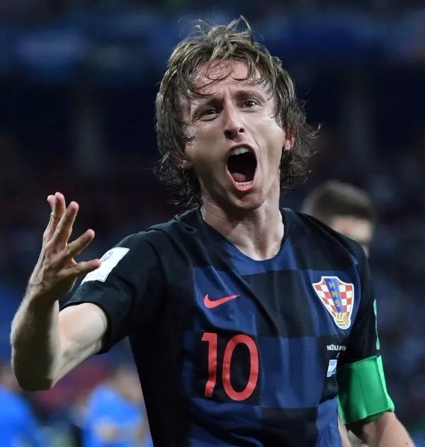 被赠送云达不莱梅印有8号的球衣，克罗斯：这是合同报价吗（获赠云达不莱梅8号战袍，克罗斯调侃：这算报价吗？）