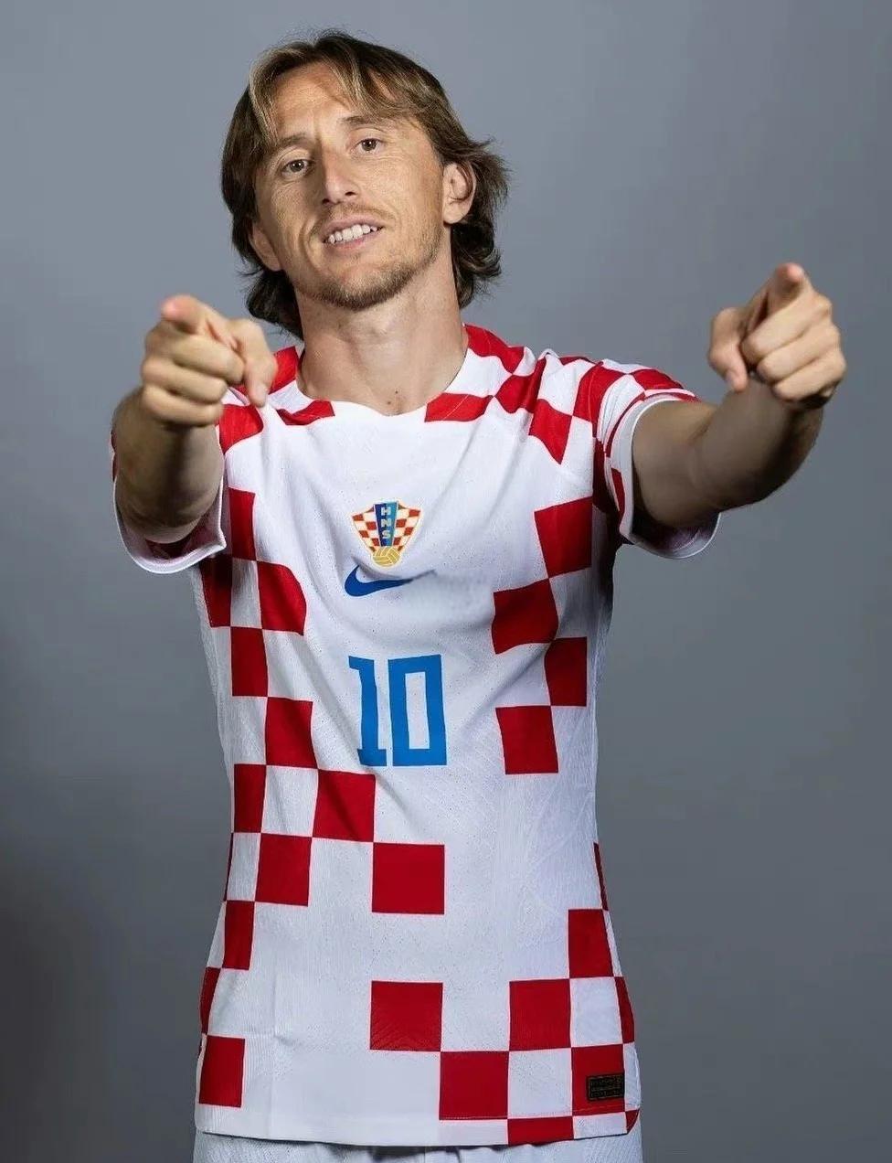 欧文突破防守助攻制胜（欧文强突分球助队绝杀）